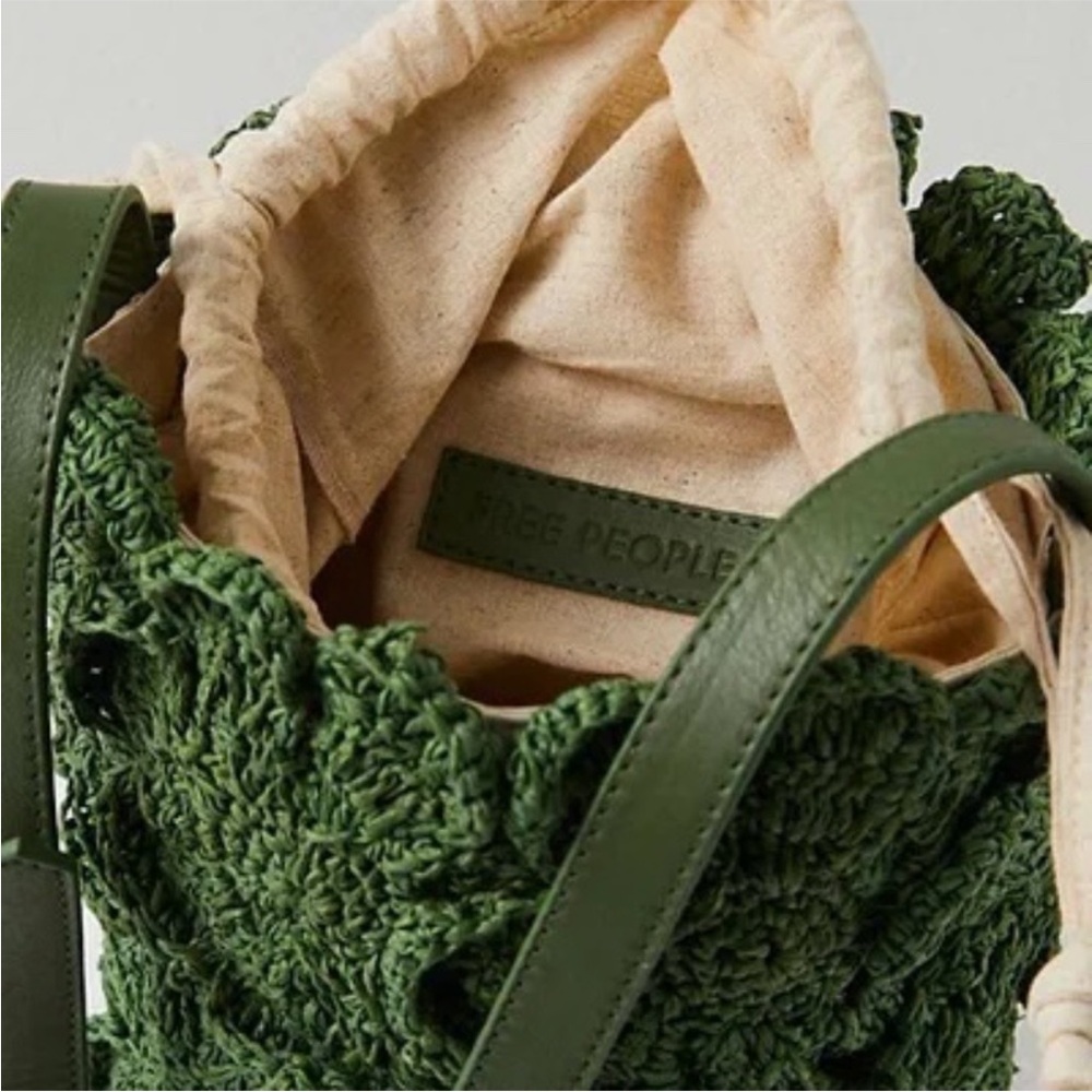 NWOT Free People Best In Show Crochet Bucket Bag in Hunter Green - Picture 7 of 7